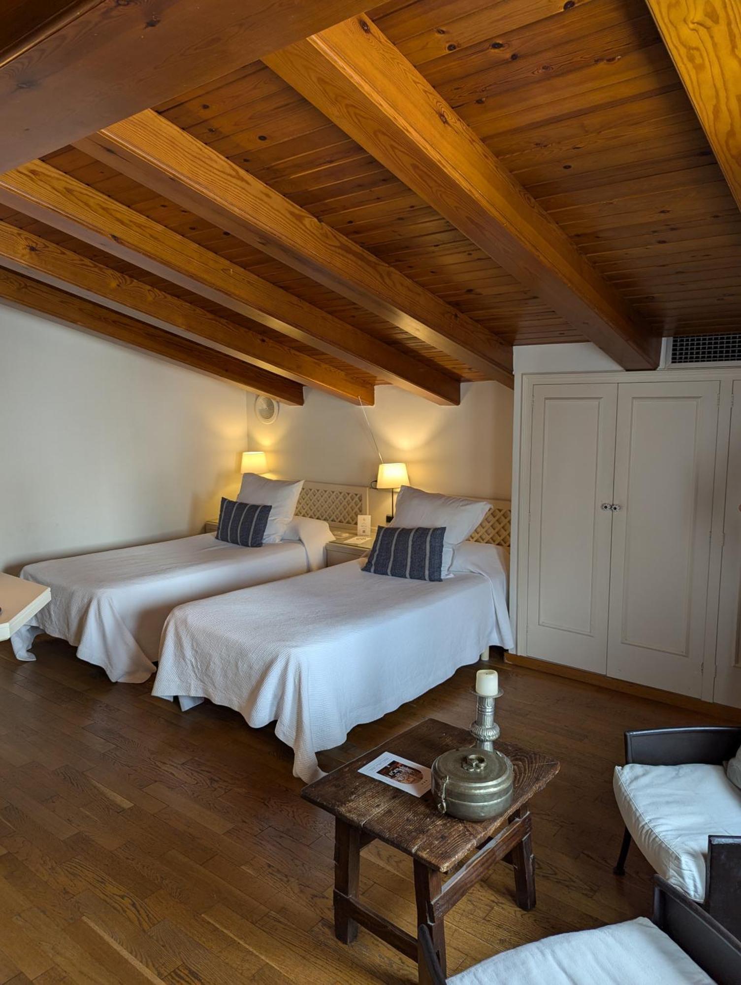 Hostal De La Placa - Hotel Boutique Кабрилс Екстериор снимка