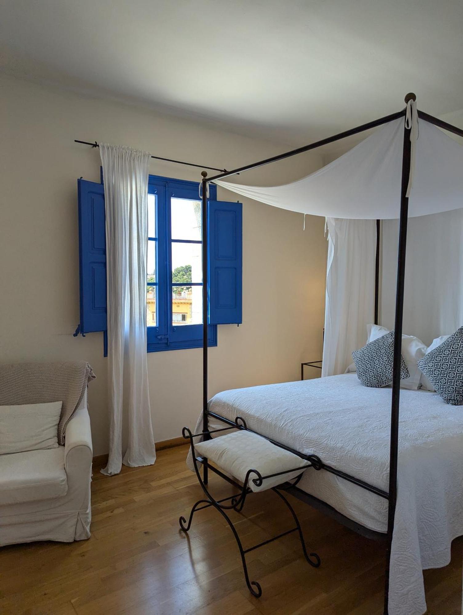 Hostal De La Placa - Hotel Boutique Кабрилс Екстериор снимка