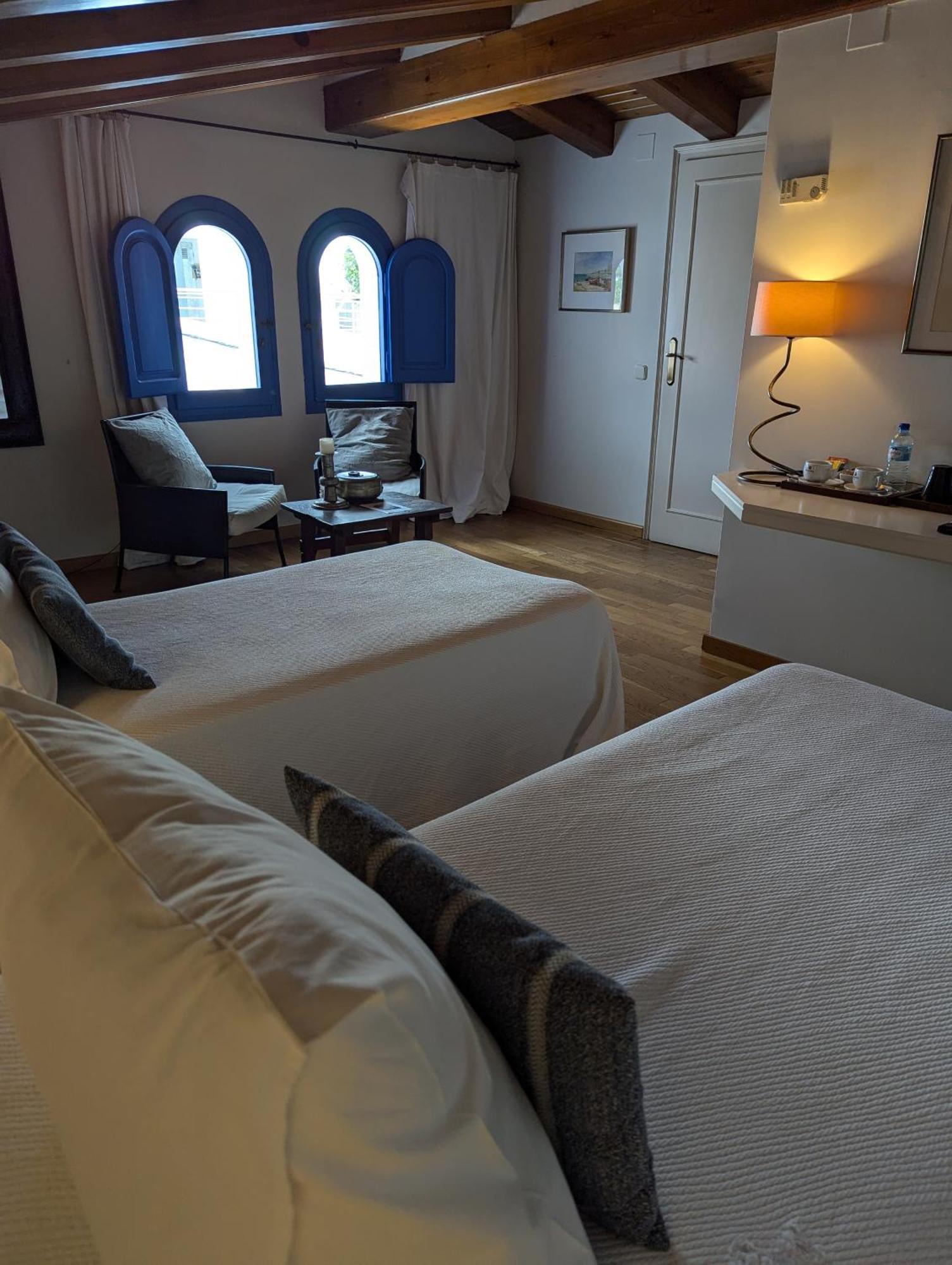 Hostal De La Placa - Hotel Boutique Кабрилс Екстериор снимка