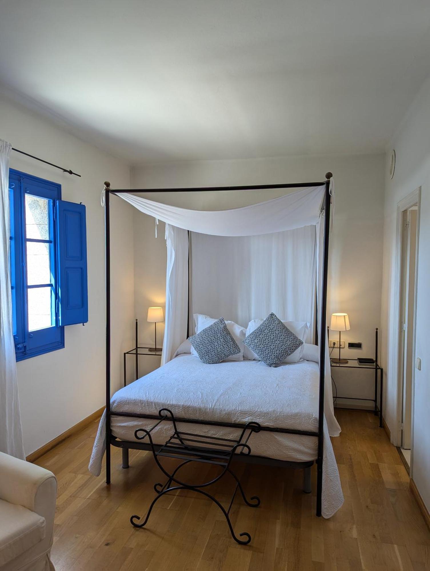 Hostal De La Placa - Hotel Boutique Кабрилс Екстериор снимка