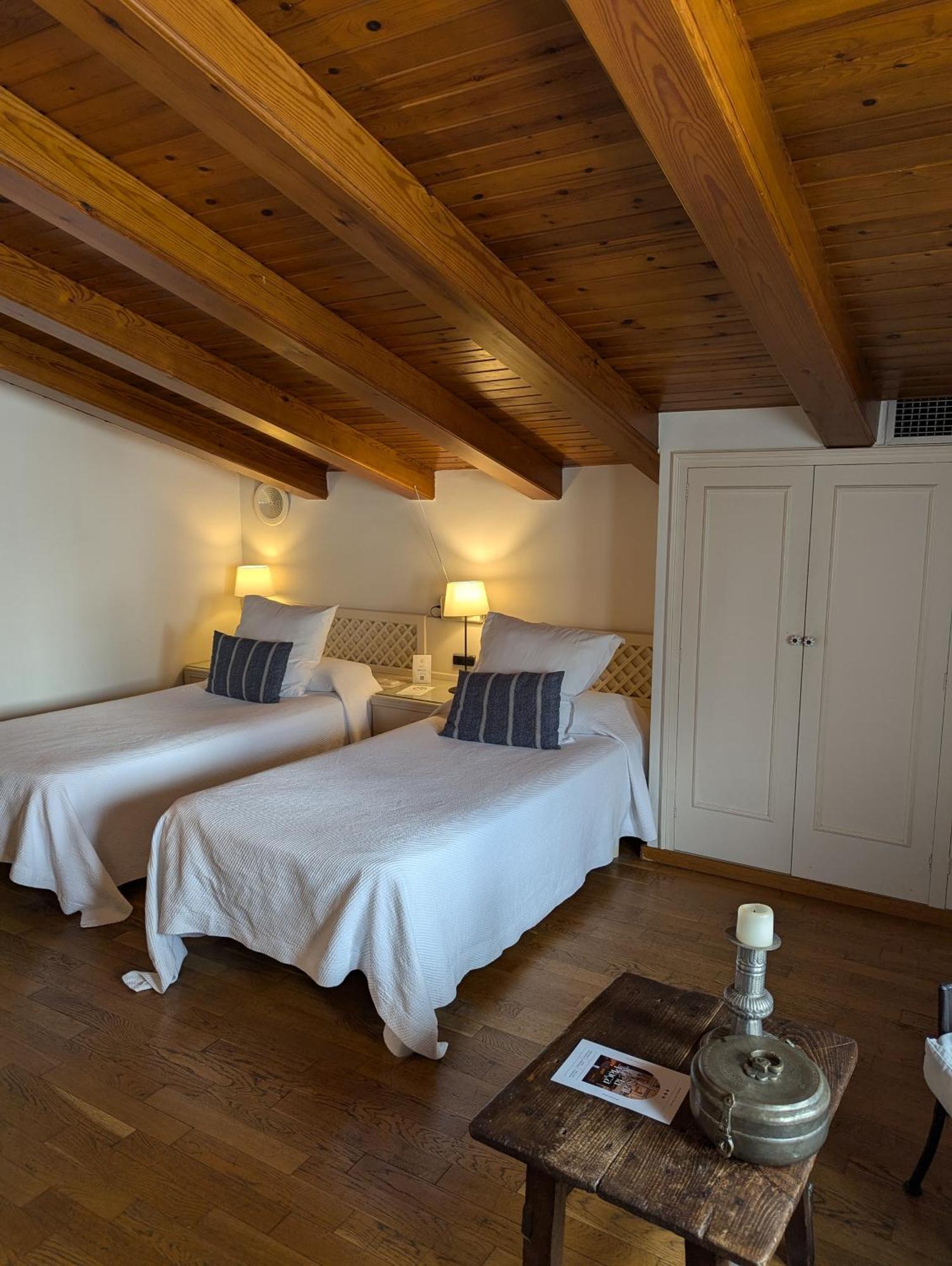 Hostal De La Placa - Hotel Boutique Кабрилс Екстериор снимка